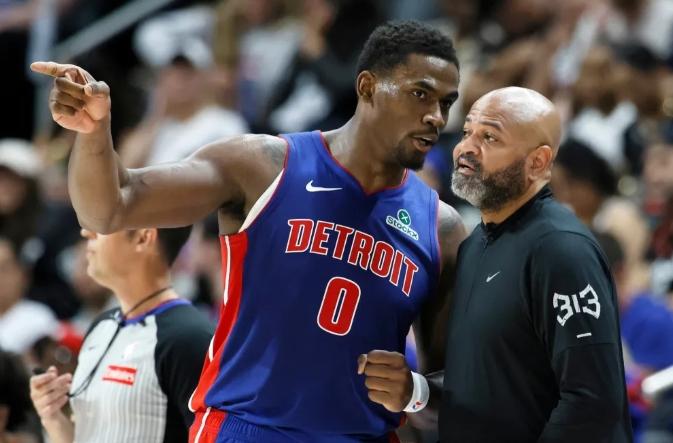 不出意外！NBA休赛期不给大合同或将离队的五大超巨！1：詹姆斯休赛期，身为自