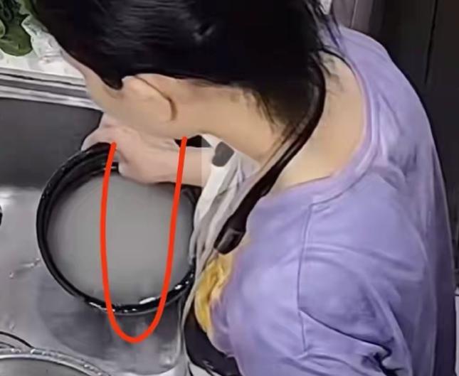 如果不是那个摄像头，王先生一家可能到现在还在吃那锅“加料”的米饭。事情被揭开的过