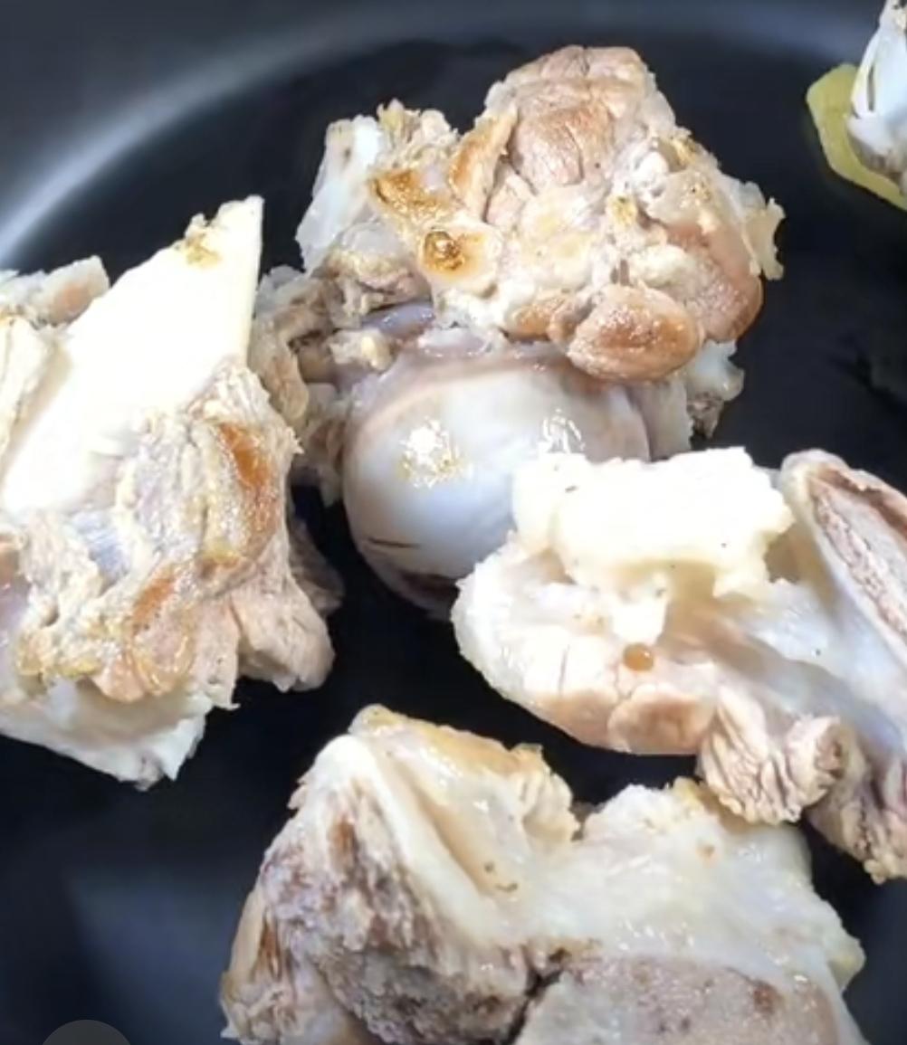 家人们姐姐们下午好，姗姗今晚上炖的排骨汤，哎呀好香啊哈哈，大伙开始买排骨吧马上