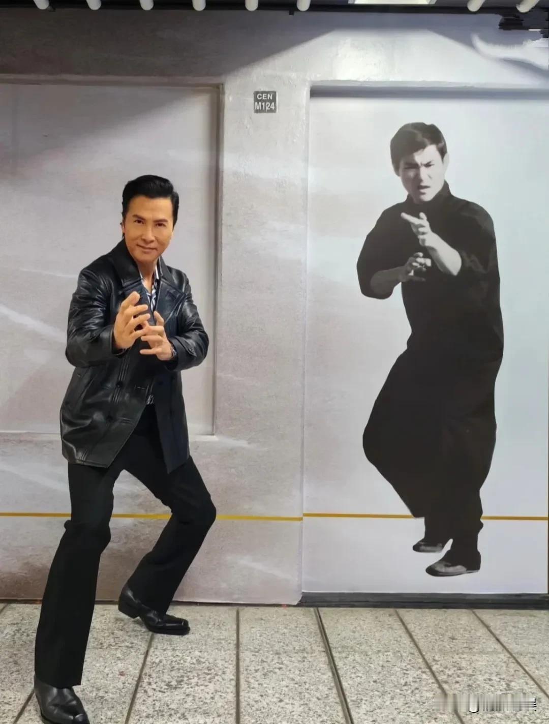 甄子丹应该是武打明星里状态保持得最好的一位了吧，62岁的他身材挺拔，身形结实健壮