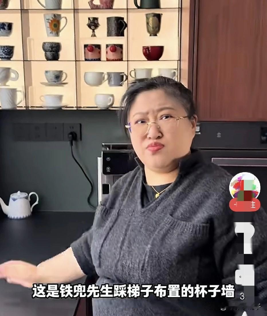 胡老师展示新家装修，花费150万，上下楼复式，但很多人吐槽太老气了，一点不亮堂