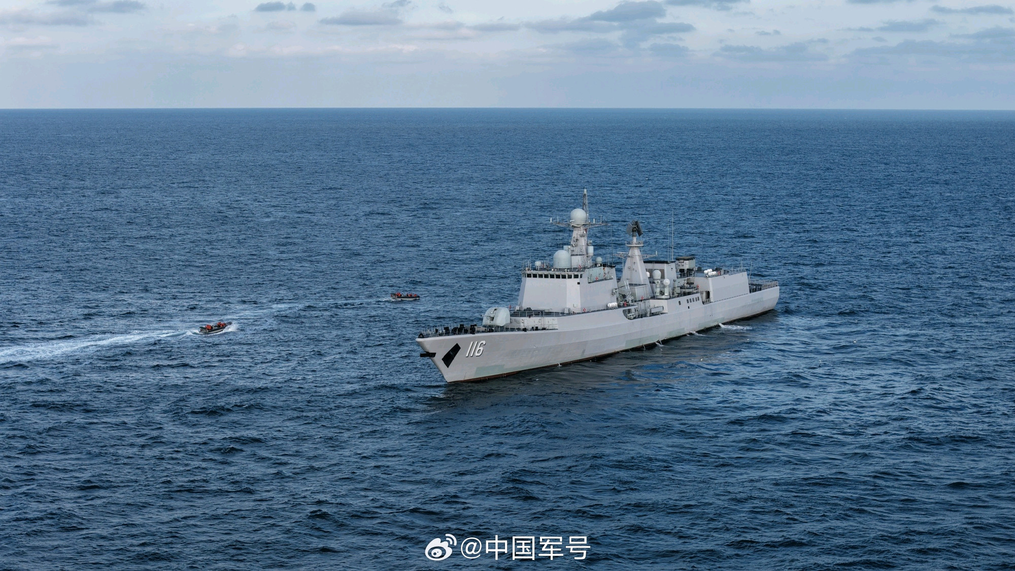 055拉萨舰、051C石家庄舰好图国产两代驱逐舰同框，大驱养成之路不易另外，进厂