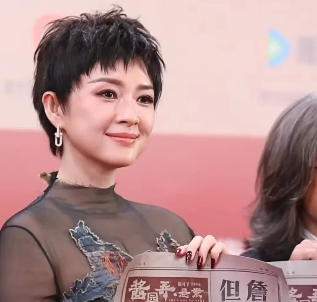 有没有发现，章子怡离婚后眼里没光了！这次出席活动，眼里总有淡淡的忧伤