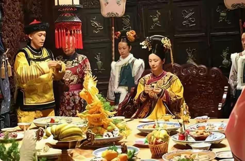 满清贵族的腐朽生活到底有多糜烂？慈禧太后洗澡时，一次就要用掉上百条毛巾，而且毛