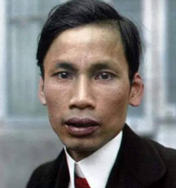 1950年一天，广东一位45岁的妇女看到报纸上越共领导人胡志明的照片时，猛然一下