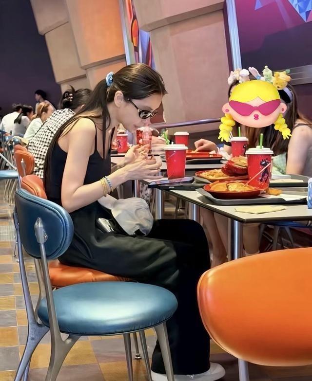 今天中午回家，发现公公醉倒在卧室床上，一身酒气。打电话给婆婆，说是和老丈人吵架离
