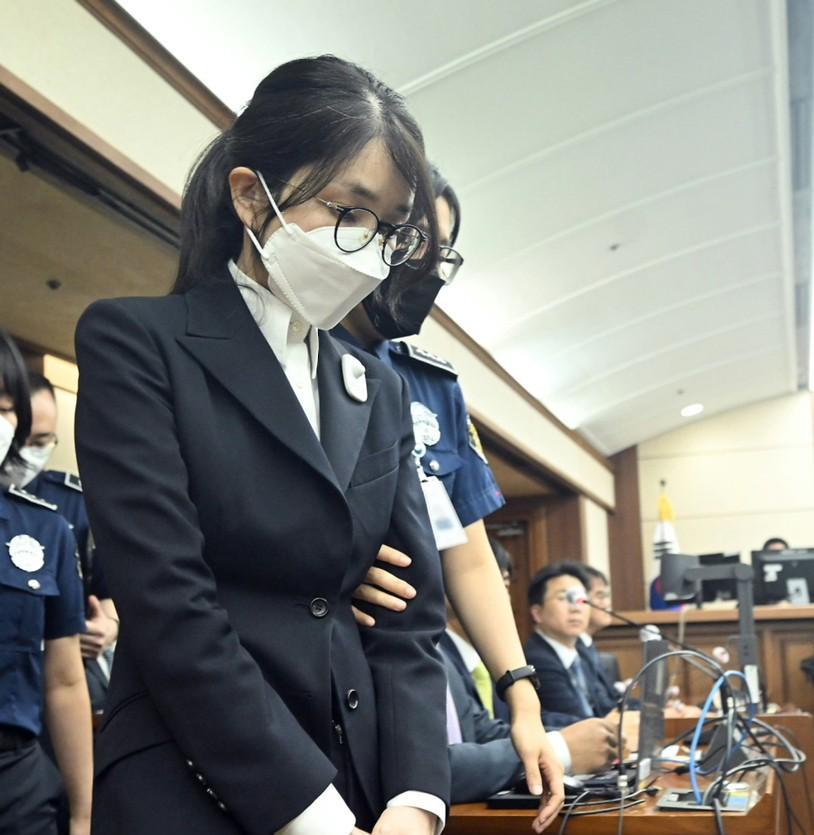 昔日风光不在！韩国前第一夫人金建希被捕后首次出庭受审。当地时间本月24日，韩国前