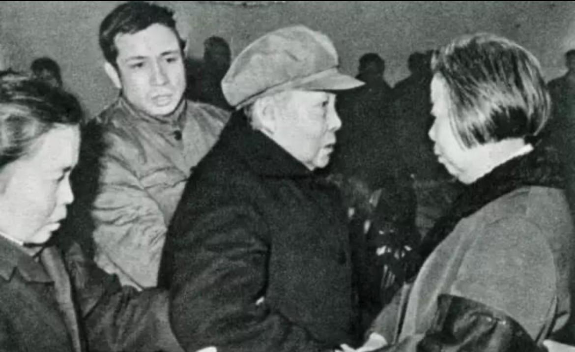 1976年，在周恩来总理追悼会上，蔡畅大姐在工作人员搀扶下与邓颖超大姐（邓大姐）