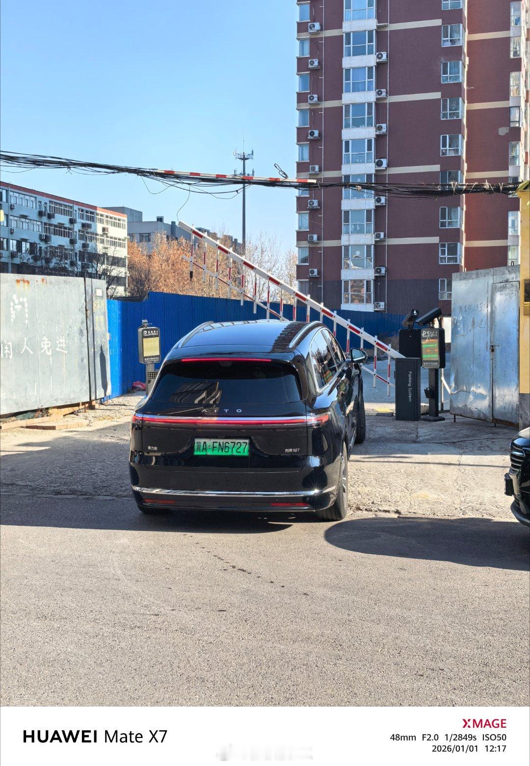 元旦在石家庄，阳光不错在路上逛，岳母说这俩车长得都不错，就喜欢这样的。问界对传