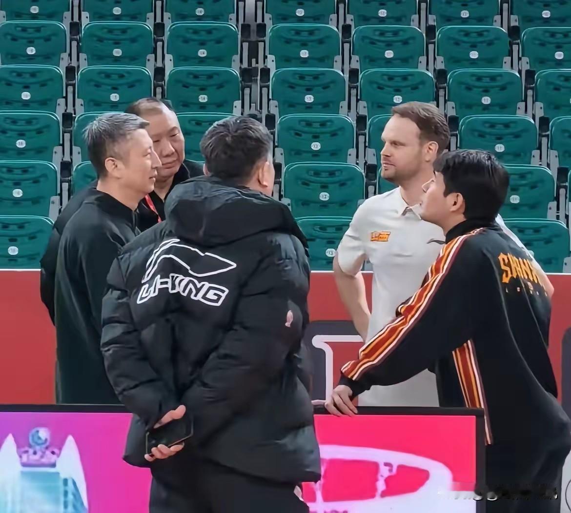 郭士强再次造访山西主场暗藏深意，考察赵继伟？球迷都猜错了。上一次，国家男篮主教练