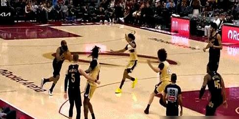 哈登的传球越风骚，骑士的防守窟窿就越大。对手一个挡拆，哈登横移慢了半拍，