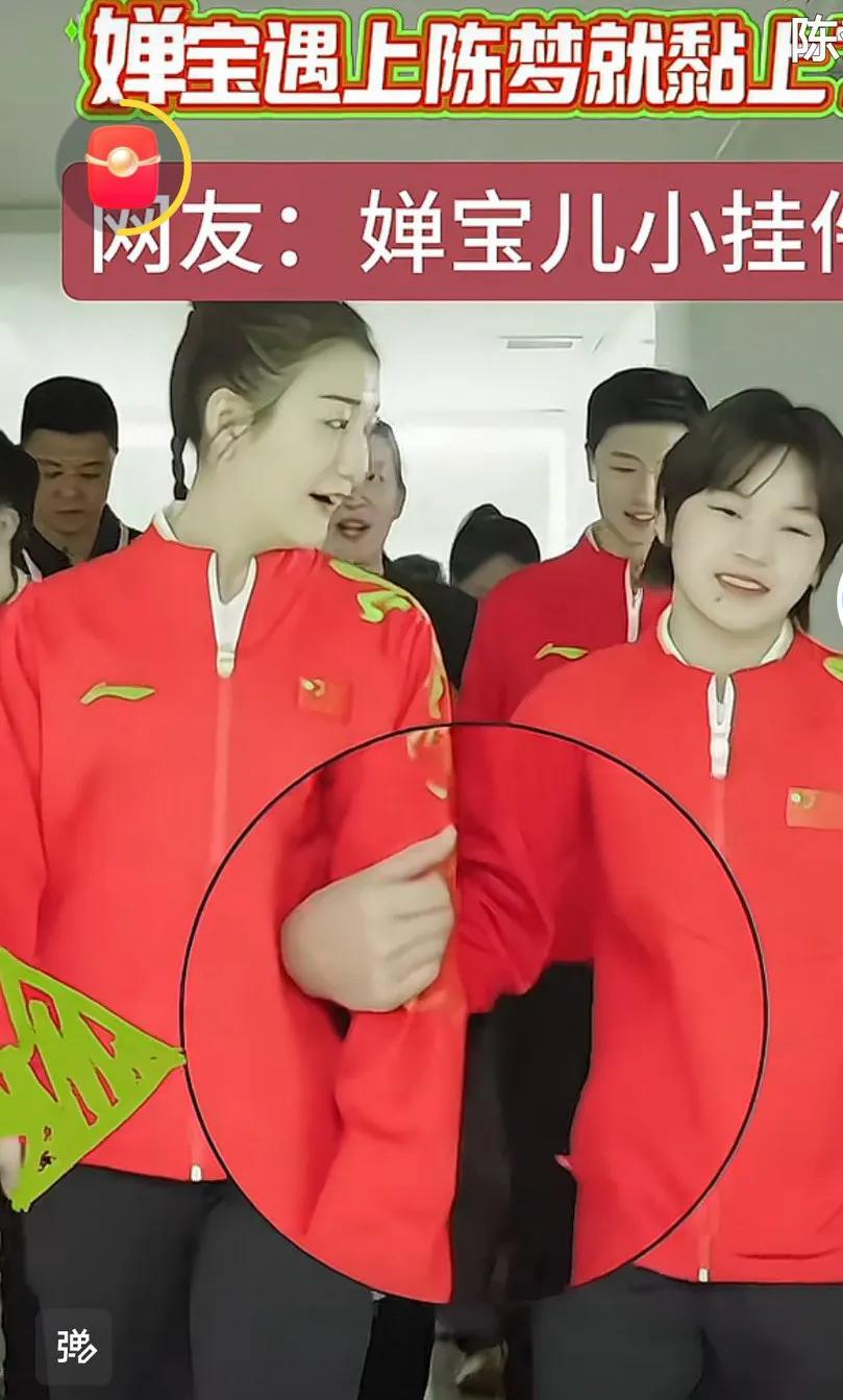 好想站在梦姐蝉妹中间，一个胳膊挎一个[捂脸哭]她两同时拿的奥运冠军了。还是蝉联两