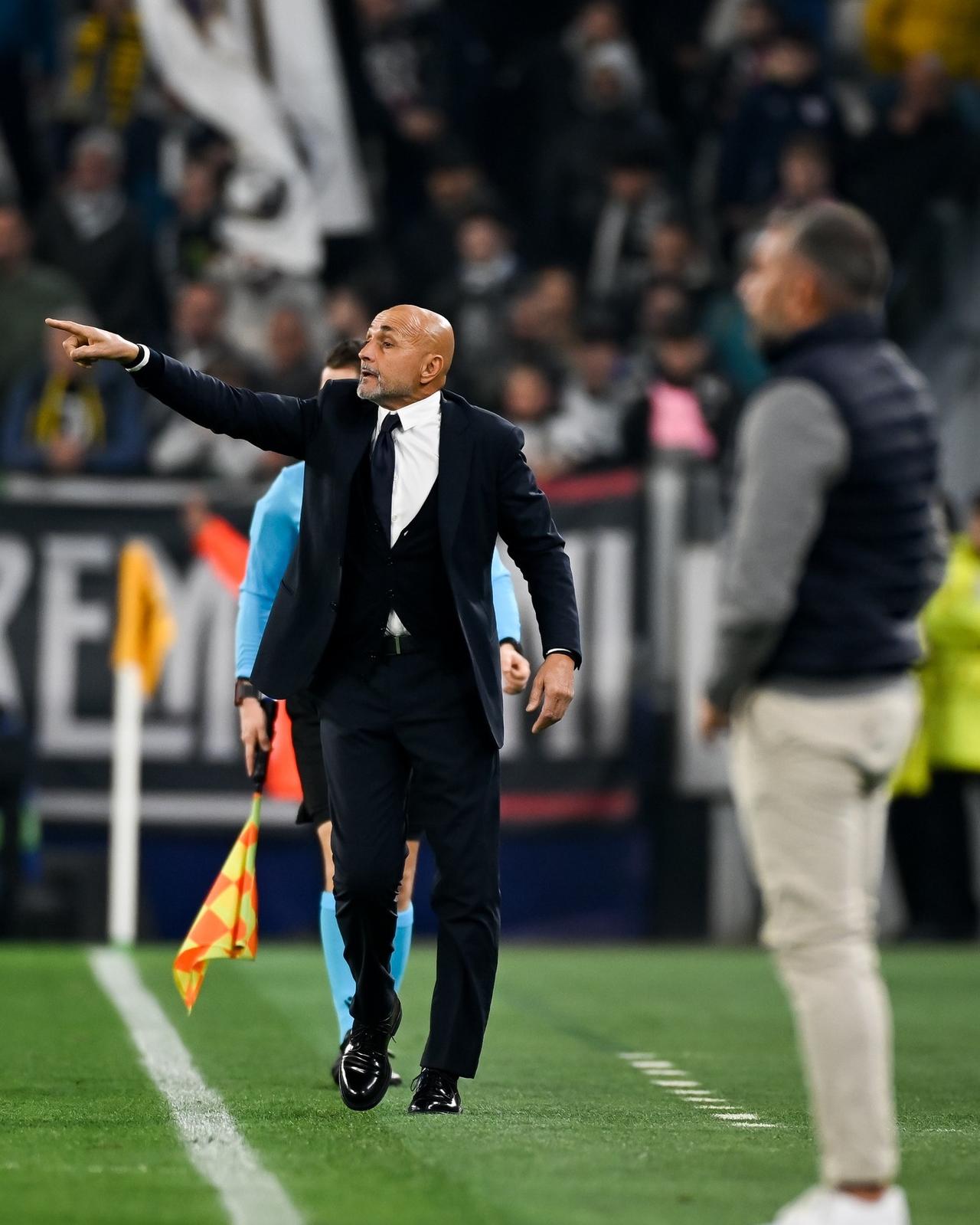 罗密欧谈变阵：“斯帕莱蒂正致力于给尤文图斯变阵，即改用四后卫阵型。经过一段时间的