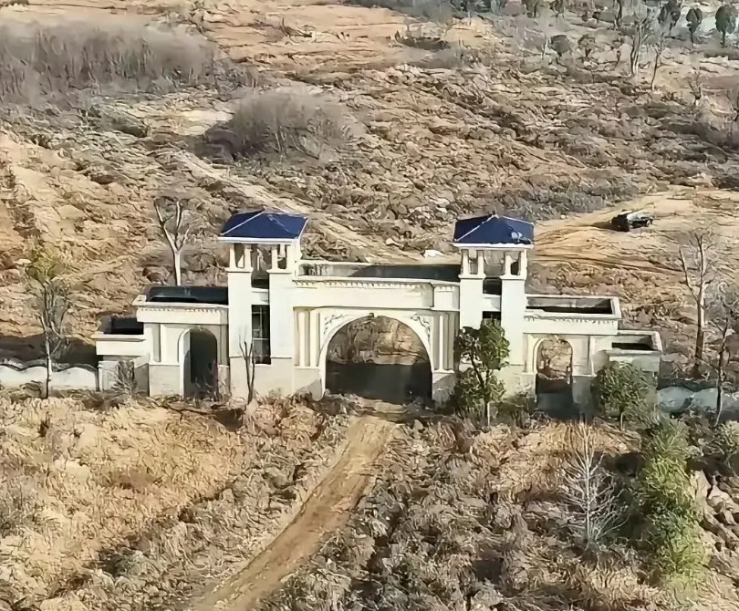 恒大留给千万房奴的是无尽的伤痛,留给其高管的是享不尽的荣华富贵。下面前一张照