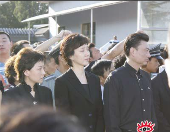 敬一丹追悼会上，两张旧照让人恍惚。9月17日，八宝山殡仪馆东礼堂内，身着黑衣、气质端庄的李修平格外引