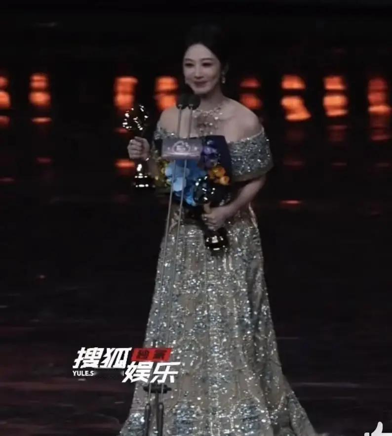 微博之夜把年度人物颁给了外卖骑手。颁奖台灯光一亮，骑手小哥穿着工服就上来了，