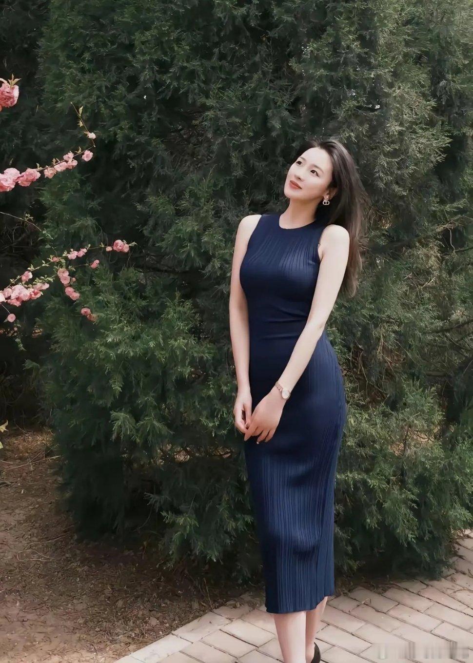 “这哪是‘风韵犹存’，分明是‘法力无边’嘛，太有女人味了！”