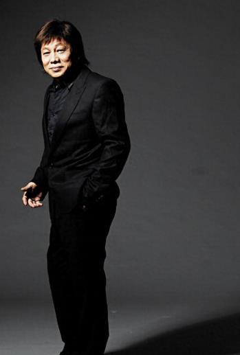 凌晨的病房里，时间被拉得格外漫长。77岁的梁小龙躺在病床上，监护仪的警报声刺破寂