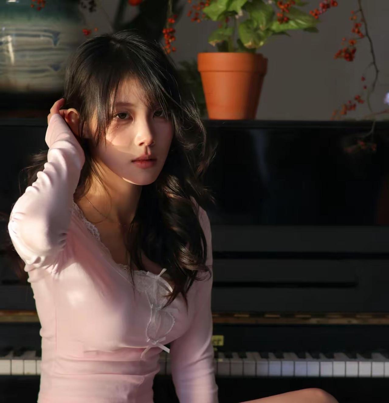 钢琴旁的温柔少女，轻抚发丝，完美的光影组合，透露出少女的怀春心思，静谧时光，漫长