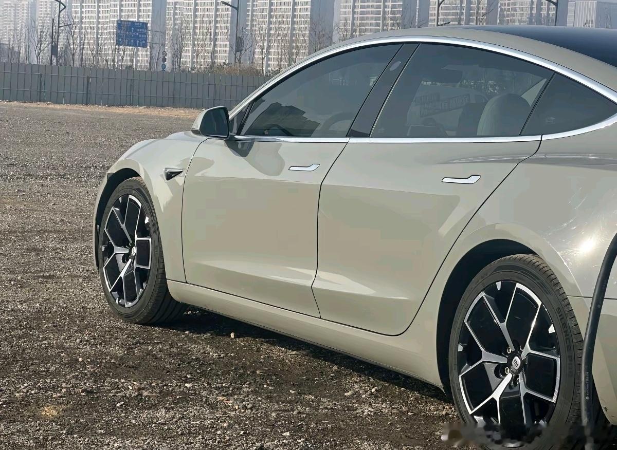 这么着急穿着别人的鞋就出来了