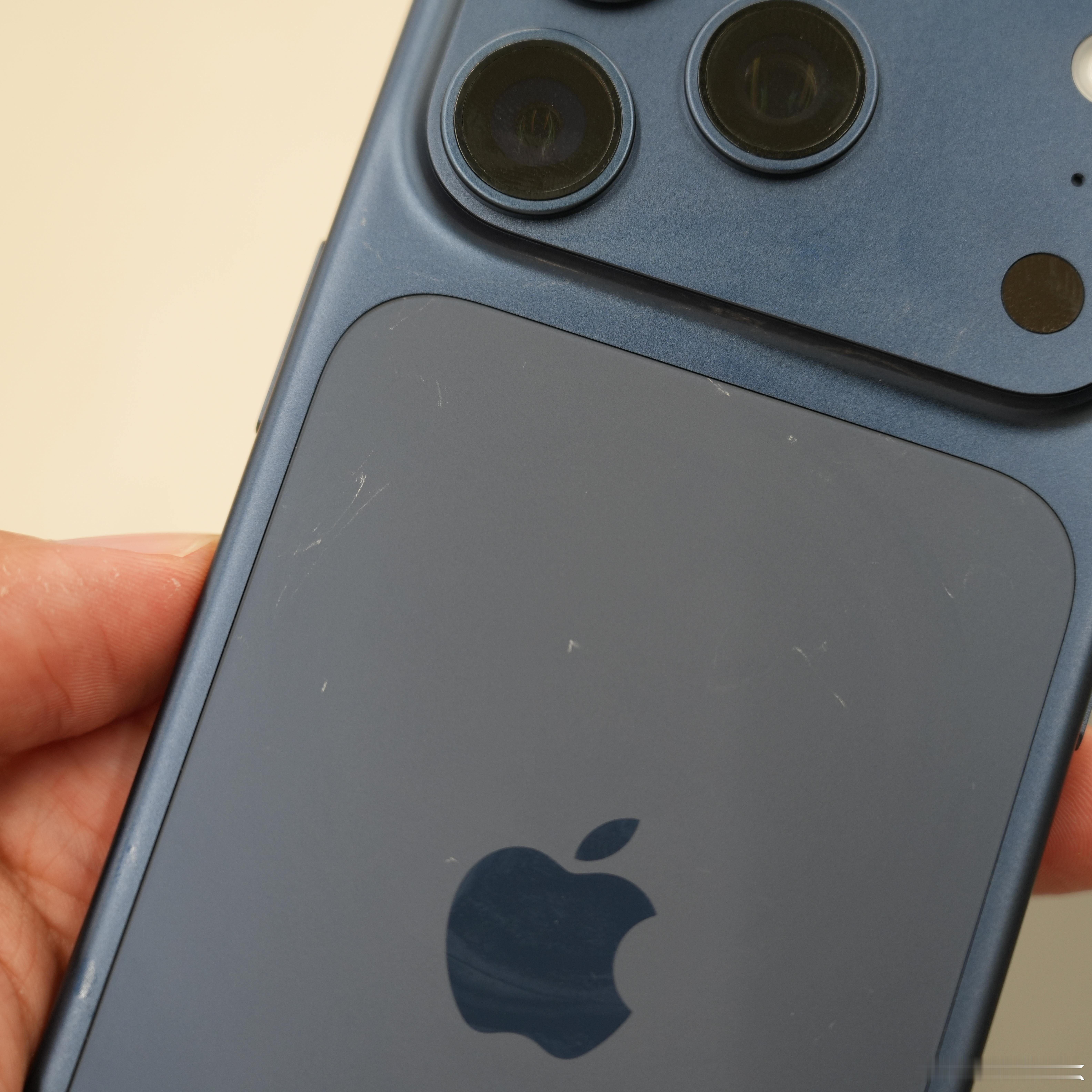 iPhone17Pro线下展出真机已满身划痕特地去店里看了下，iPhone17