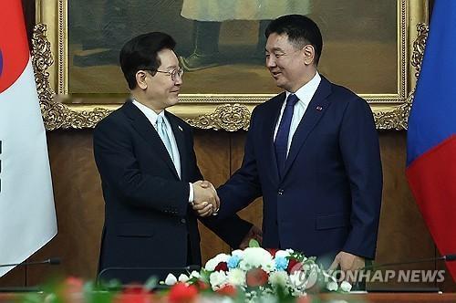 李在明有点尴尬！ 韩国总统李在明这两天在蒙古国，行程排得挺满。7月9日飞到乌