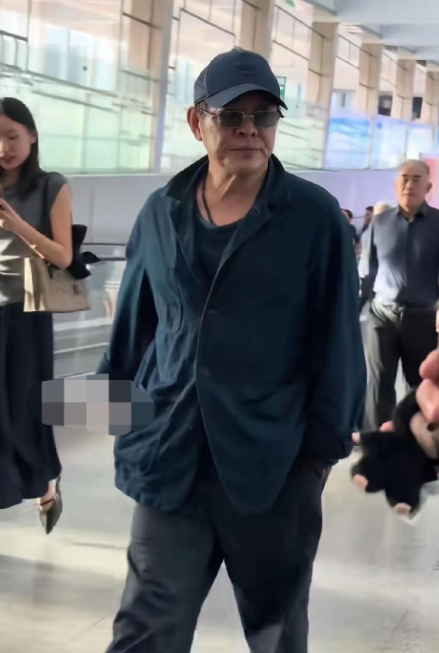 才62岁的李连杰看起来怎么像个小老头了，加上这一身打扮，走在商场里就像普通的素