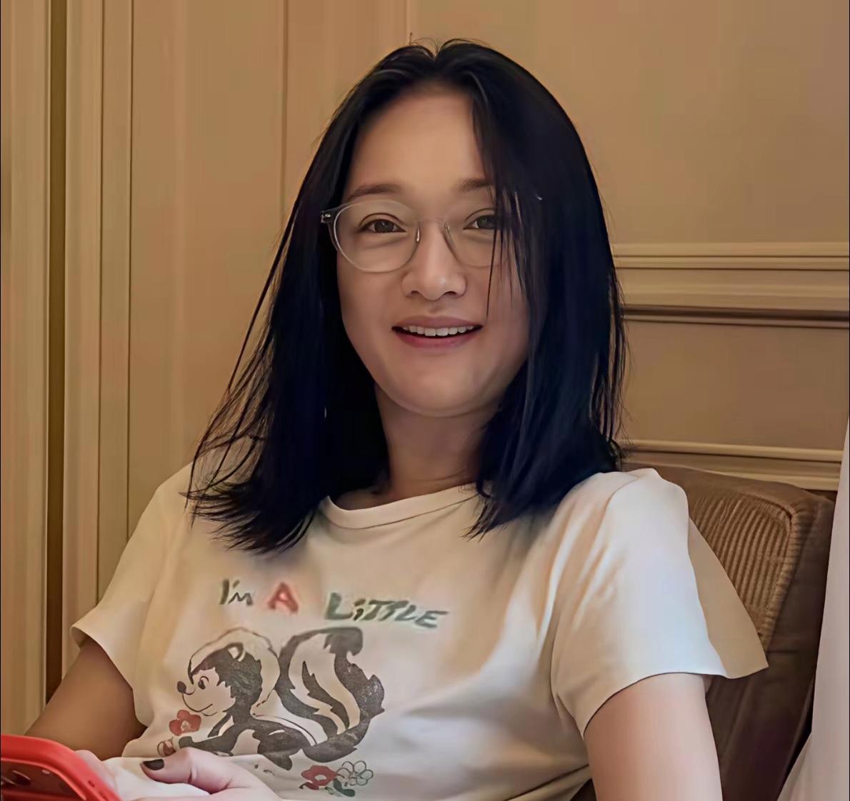 51岁周迅白发清晰可见，没有刻意遮掩，自然随性的状态格外真实动人。