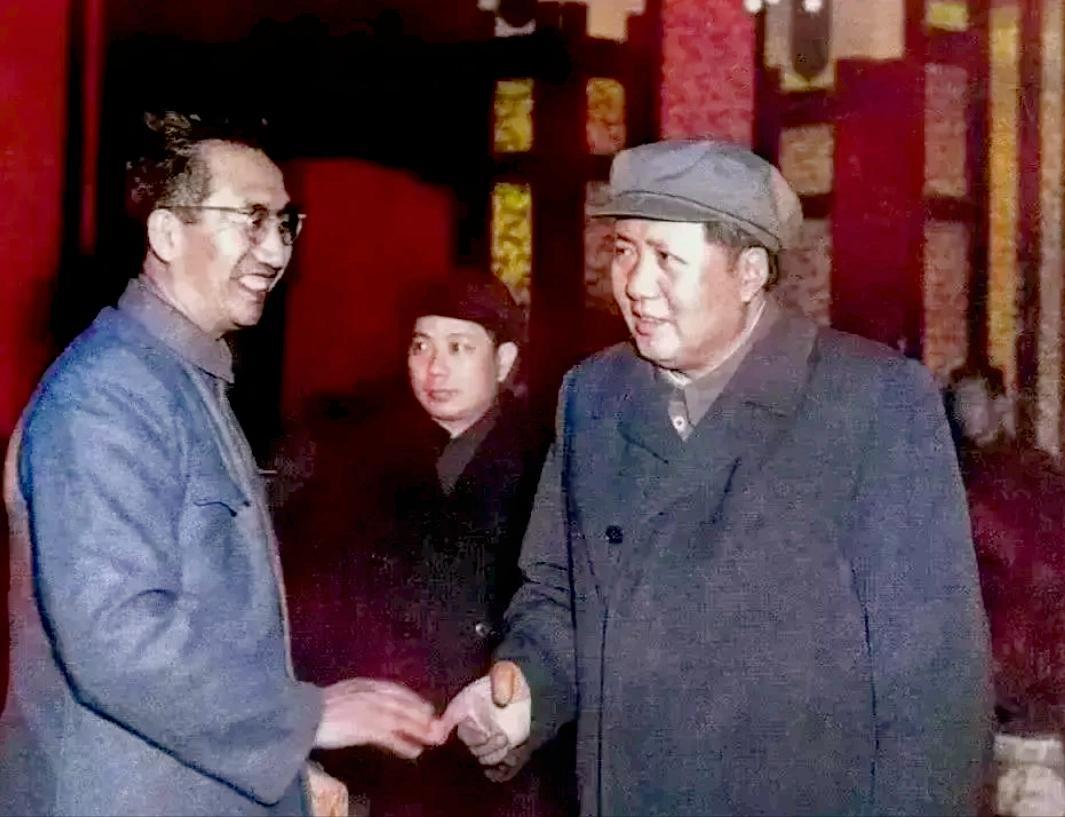 毛主席和徐向前在一起，徐帅腰板挺拔，笑容灿烂，满满的尊敬与敬佩，毛主席慈祥的目光