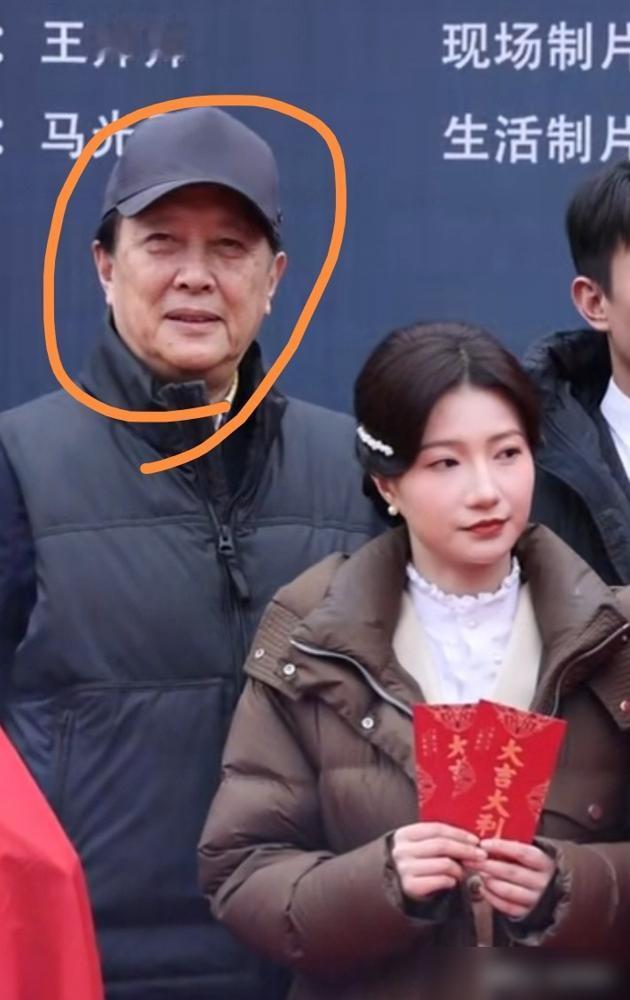 唐国强，前脚才批短剧乱象，后脚就亲自“杀”进去，演了个竖屏谍战。嘴上说“短