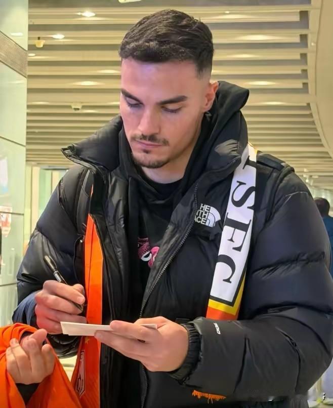 山东泰山敲定葡萄牙中卫佩德罗·阿尔瓦罗，冬窗防线补强终落定。25岁的阿尔瓦