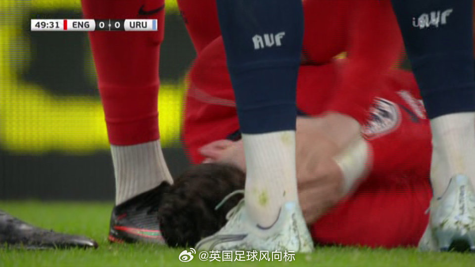 【争议判罚：福登被阿劳霍铲伤】英格兰1比1乌拉圭，曼城中场福登，被巴萨中卫阿劳霍