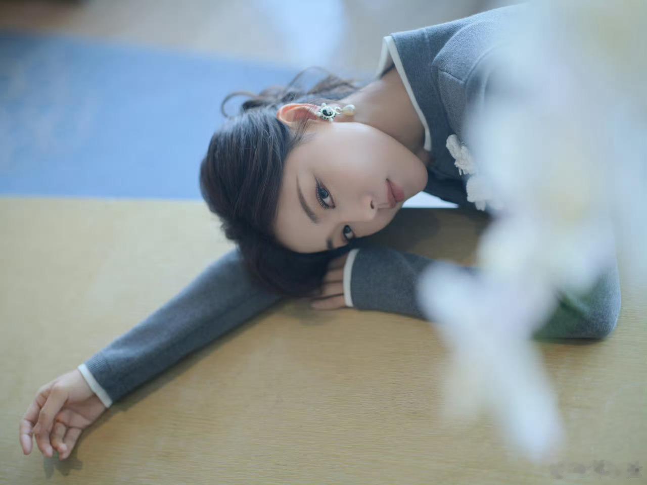 这眼神真的好勾魂[害羞]邓家佳娱乐