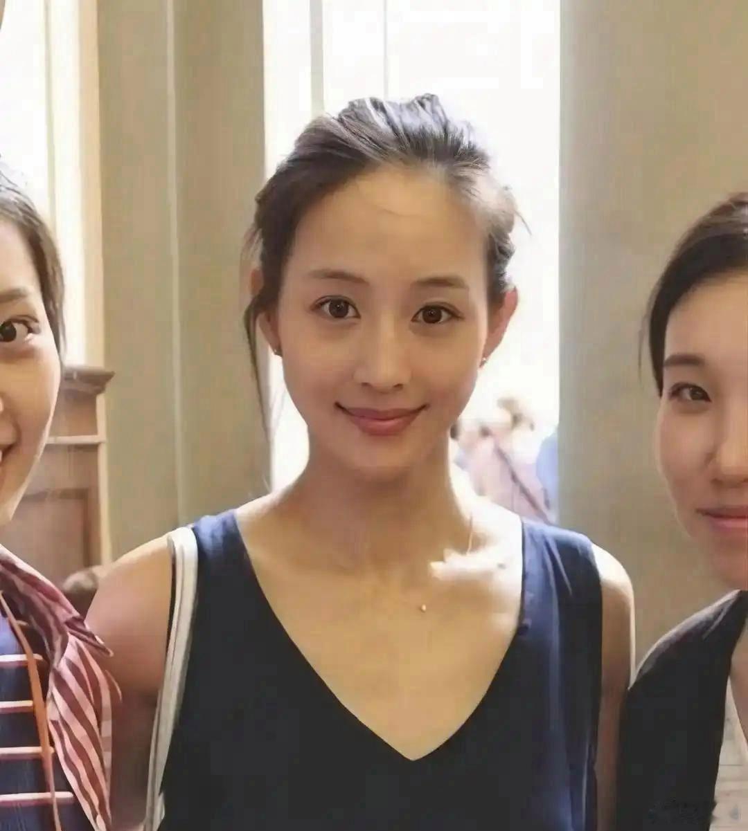 宋祖儿原名孙凡清，我能接受；李一桐原名叫李雪，我也忍了，可有个明星的本名我真的绷