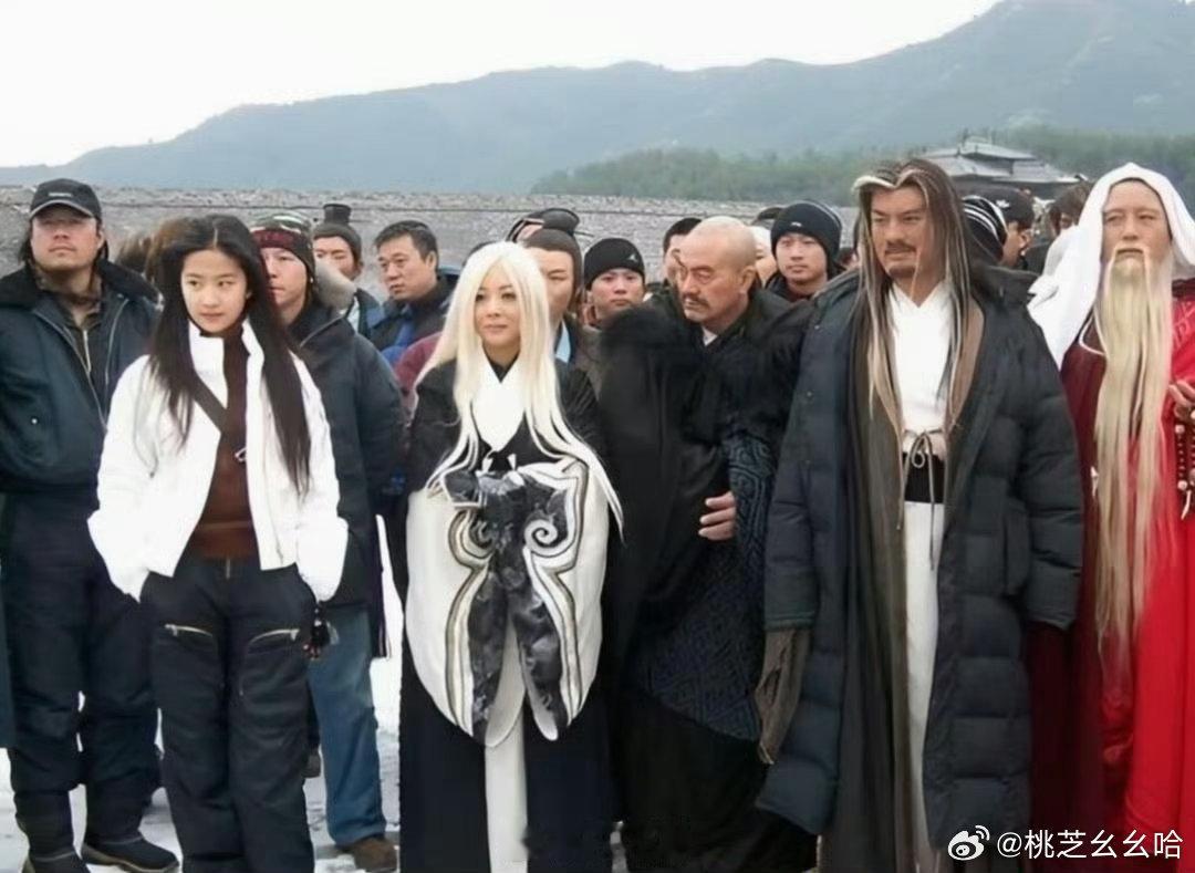 网友翻出刘亦菲黄晓明20年前旧照06版黄晓明刘亦菲神雕侠侣片场花絮照，时间真的过