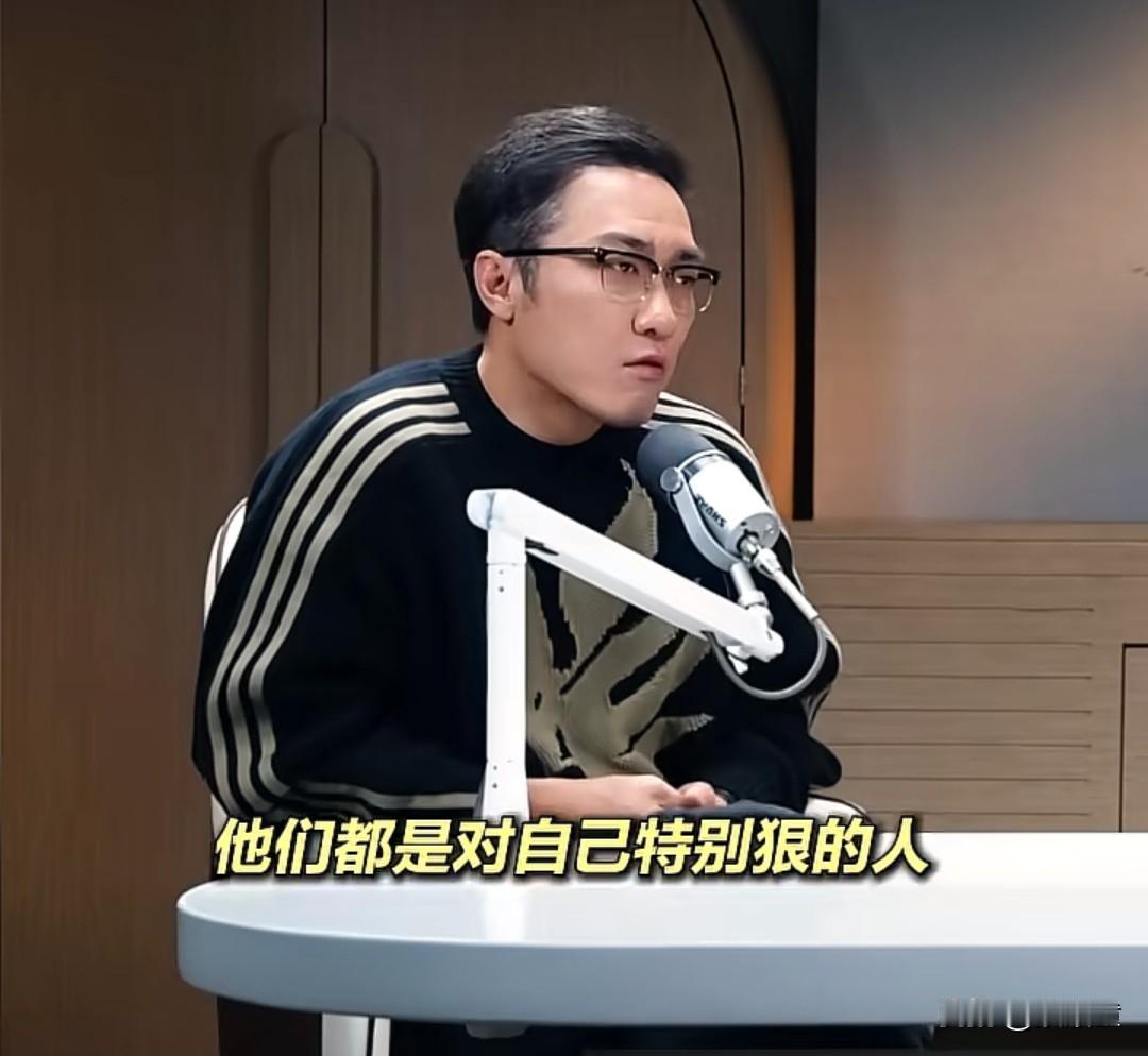 王自如接受采访，谈雷军，董明珠。称老板都是对自己很狠的人。先讲雷军，说当年他见