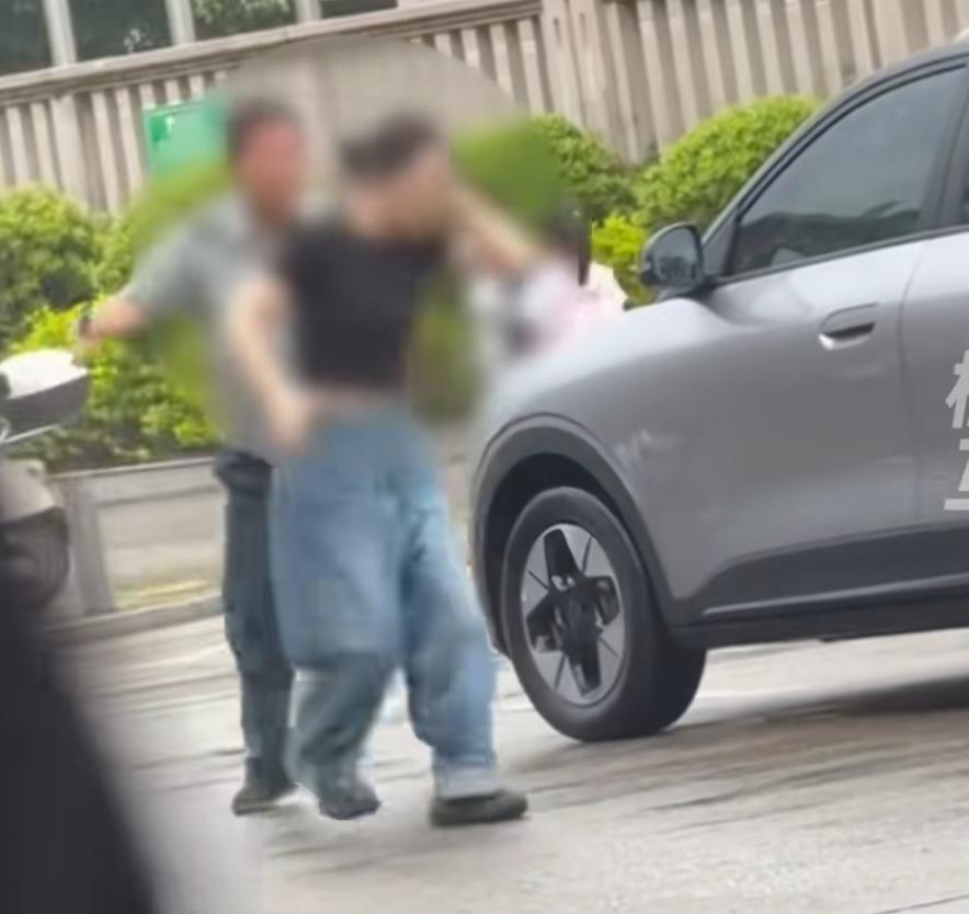 这一巴掌下去，是给男人长脸了还是丢脸了？福建三明保安掌掴女司机事件全网发酵，