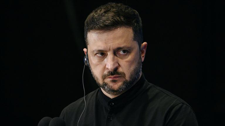 就在那么一瞬间的清醒里西方媒体发现了泽连斯基不是什么好鸟总算瞥见了“泽圣”黑