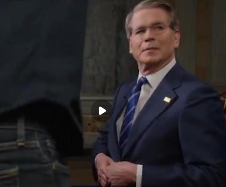 最近白宫一场直播直接演成了现实版悬疑片段，最近美国财长贝森特正在接受英媒直播采访