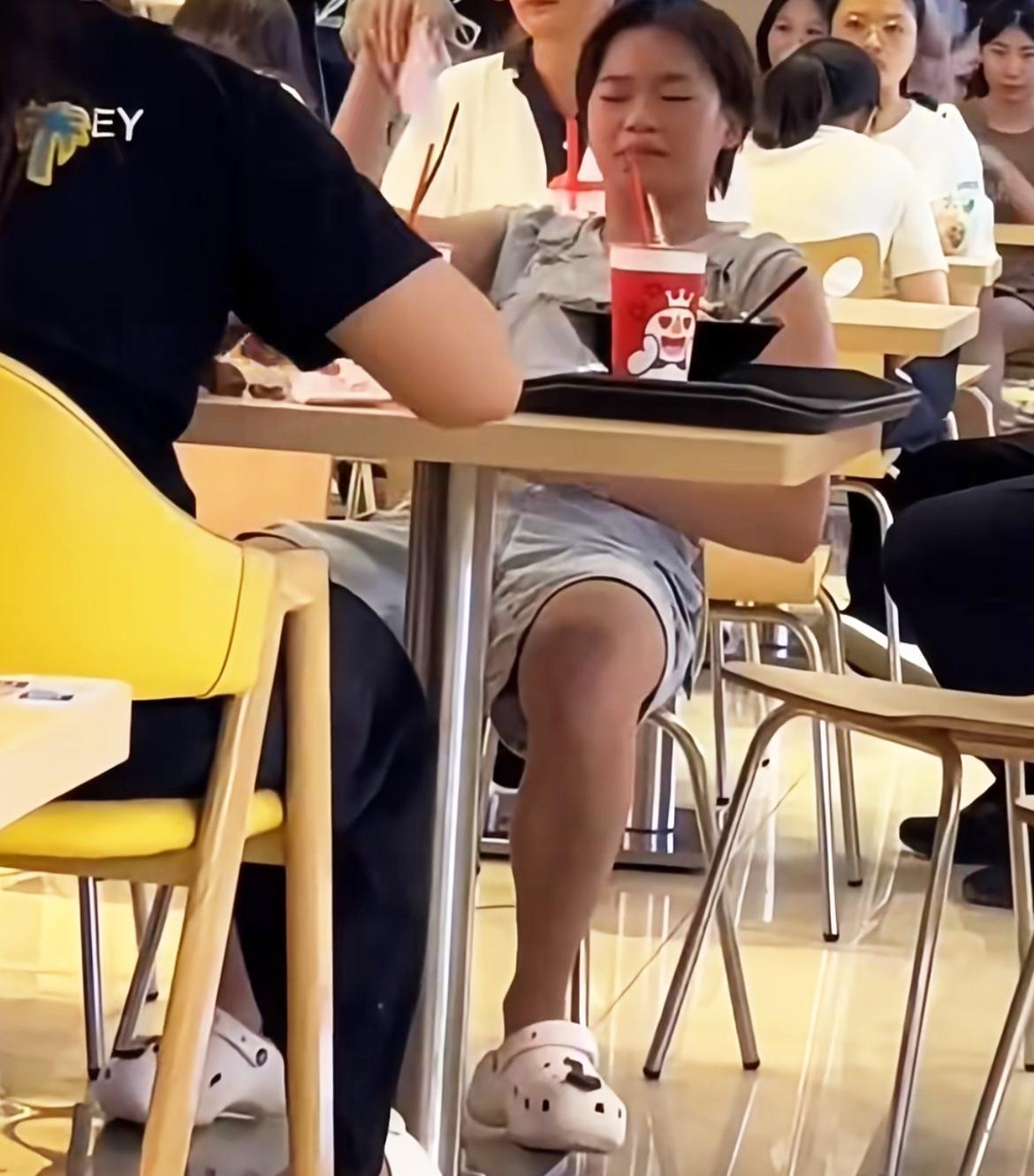 看到全红婵不修边幅吃饭的样子，终于认清了她可能不会再回到从前的现实。桌上的饮料就