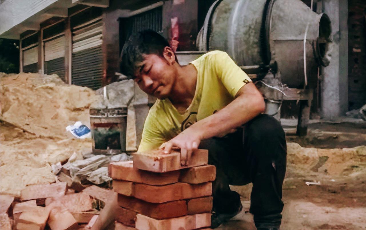 "考上清华也没用！"2019年，18岁的云南高考生林万东首先冲出考场，面对记者采