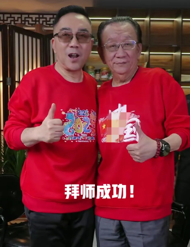 相声名家侯耀华放大招了！昨天直播时，他当着杨议的面承诺，过年后就给杨议举办拜师仪