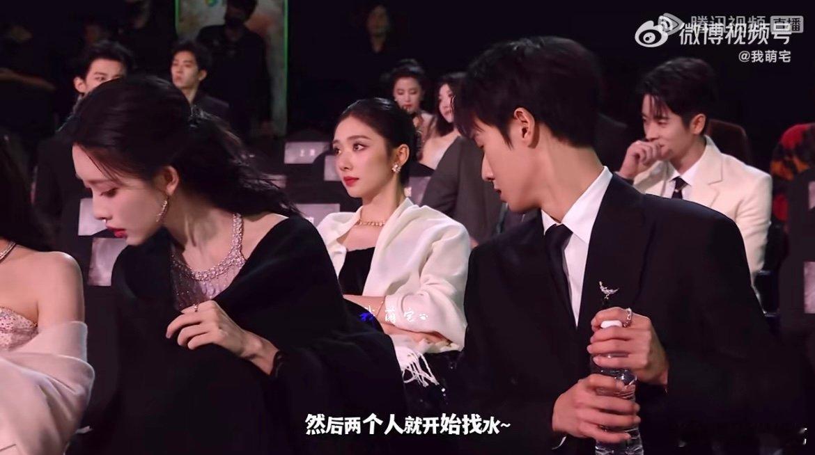 李昀锐喝错孟子义的水谁能拒绝喝错水后还带着迷之微笑的豹豹？还有可爱抓包的猫猫，