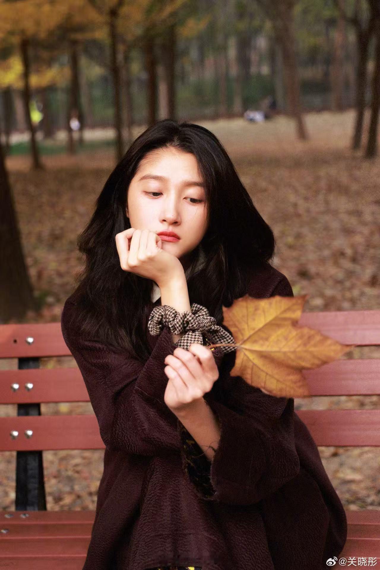 低头捡个秋——关晓彤这是关晓彤自己在在社交平台上晒出的一组秋日氛围感美照，她还称