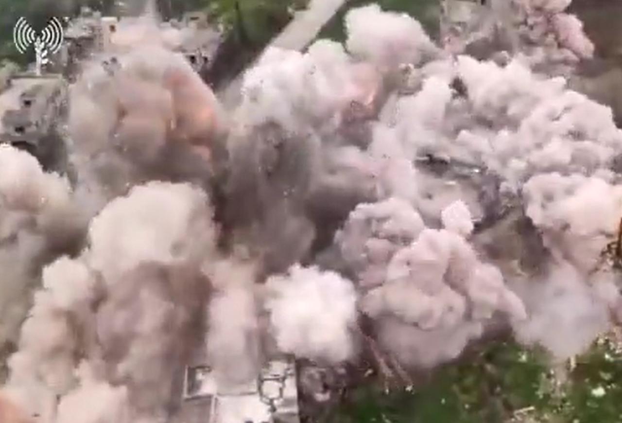 以色列太狠了，对黎巴嫩采取跟加沙一样的模式，彻底摧毁黎以边境的所有房屋，逼迫黎巴