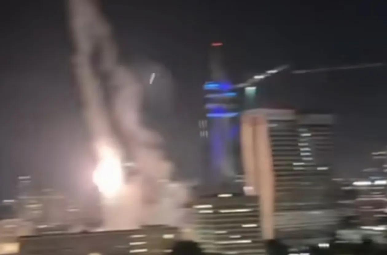 根据视频画面显示，伊朗先进弹道导弹，不仅具备末端机动变轨，电磁干扰能力，还能反辐