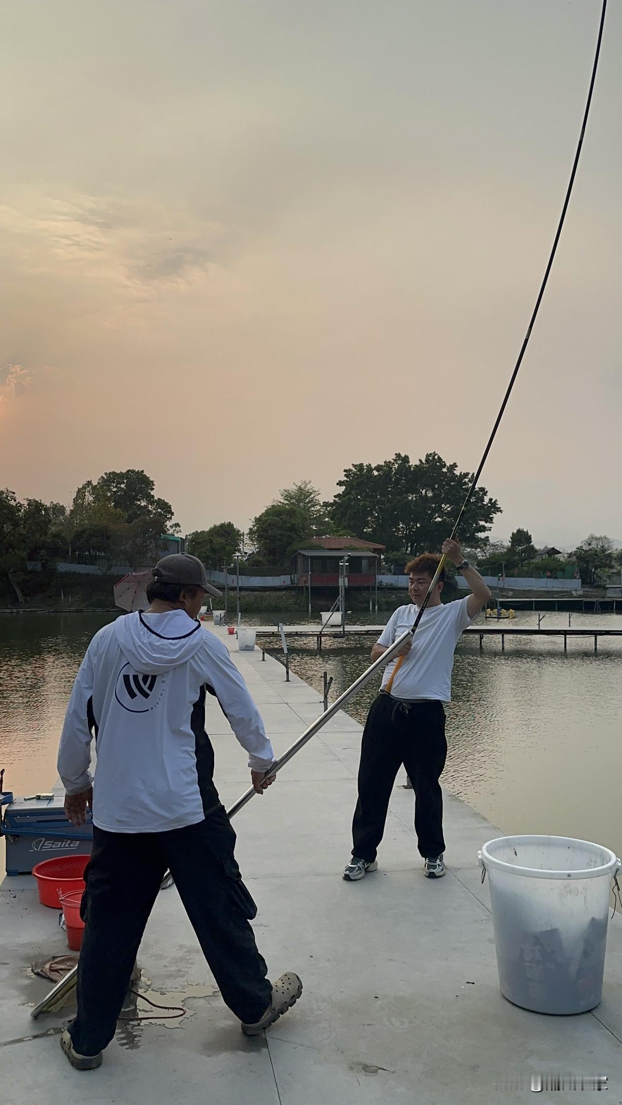 举办一场钓鱼比赛钓上来一条二十斤以上的大鱼来！