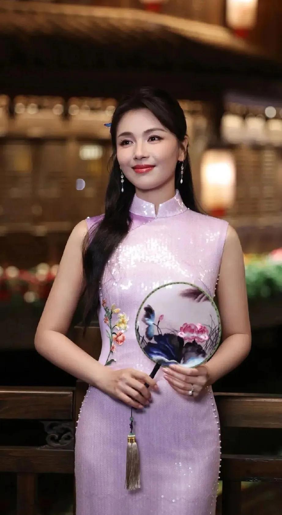 谁懂啊！刘涛穿粉色旗袍直接美到封神！淡粉亮片鱼尾裙勾勒出完美曲线，刺绣细节精致