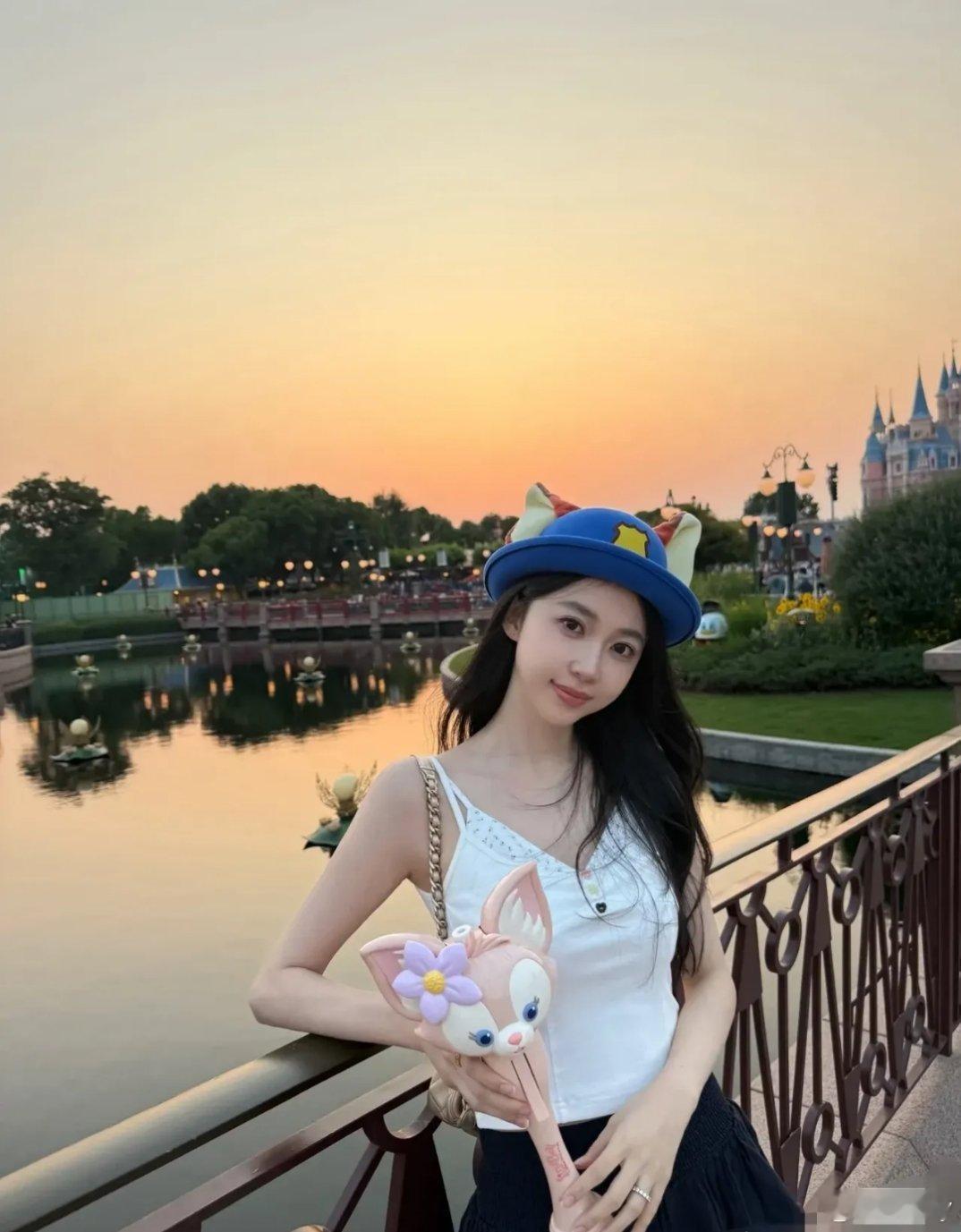 潘玮柏老婆宣云分享最新美照，在迪士尼暴走的一天。今年34岁的她，身穿白色吊带衫搭