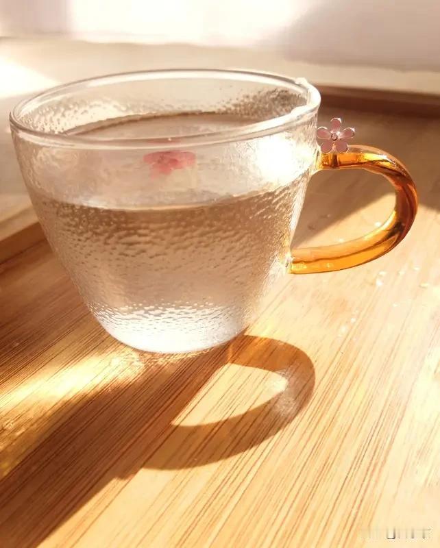 分享3个超简单的喝水燃脂法，细节拉满，新手一看就会！1. 晨起空腹喝温白开